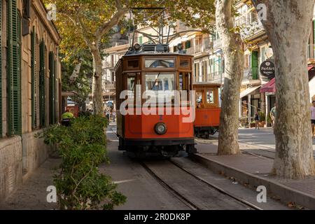 Ferrocarril de Sóller, Ferrovia di Sollor, Port de Sóllerhe Ferrocarril de Sóller, è una ferrovia elettrificata interurbana che utilizza binari a scartamento ridotto di 3 metri Foto Stock