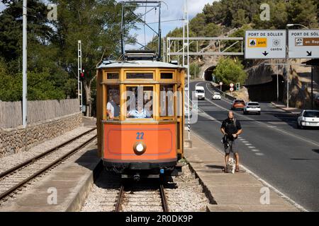 Ferrocarril de Sóller, Ferrovia di Sollor, Port de Sóllerhe Ferrocarril de Sóller, è una ferrovia elettrificata interurbana che utilizza binari a scartamento ridotto di 3 metri Foto Stock