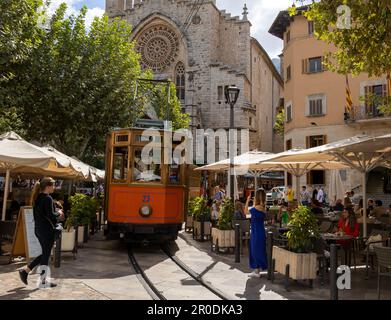 Ferrocarril de Sóller, Ferrovia di Sollor, Port de Sóllerhe Ferrocarril de Sóller, è una ferrovia elettrificata interurbana che utilizza binari a scartamento ridotto di 3 metri Foto Stock