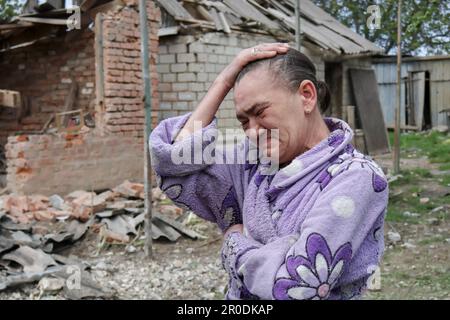 Komyshevakha, Ucraina. 08th maggio, 2023. Tatyana Romashko, 49 anni, reagisce come la sua casa è stata gravemente danneggiata di notte, in seguito al bombardamento russo. Un funzionario ucraino ha affermato che alcune truppe russe stanno cercando di lasciare Zaporizhzhia travestita da civili in mezzo alle evacuazioni in corso dalla regione meridionale, che potrebbe essere un obiettivo della controoffensiva prevista dall'Ucraina. (Foto di Andriy Andriyenko/SOPA Images/Sipa USA) Credit: Sipa USA/Alamy Live News Foto Stock