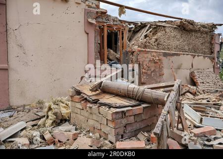 Komyshevakha, Ucraina. 08th maggio, 2023. Una casa privata e il disegno ben visto pesantemente danneggiato di notte, a seguito di conchiglie russe. Un funzionario ucraino ha affermato che alcune truppe russe stanno cercando di lasciare Zaporizhzhia travestita da civili in mezzo alle evacuazioni in corso dalla regione meridionale, che potrebbe essere un obiettivo della controoffensiva prevista dall'Ucraina. (Foto di Andriy Andriyenko/SOPA Images/Sipa USA) Credit: Sipa USA/Alamy Live News Foto Stock