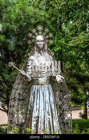 Statue del Leone, della strega e del guardaroba in CS Lewis Square Belfast Foto Stock