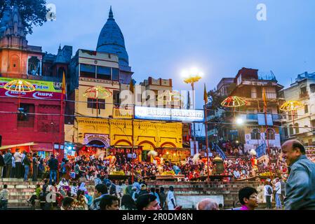 Varanasi, India - 10 dicembre 2009: Gli indù celebrano al ghat di Dashaswmedh sul fiume Ganga nella città Santa di Varanasi. Il santo rituale del washin Foto Stock