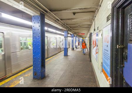 New York, USA - 11 luglio 2010: All'interno della stazione della metropolitana 116th strada con persone in attesa della prossima metropolitana a New York. Foto Stock