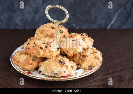 Una serie di tradizionali torte di roccia inglesi appena sfornate. Le torte sono impilate su un piatto di servizio per essere condivise o consegnate intorno Foto Stock