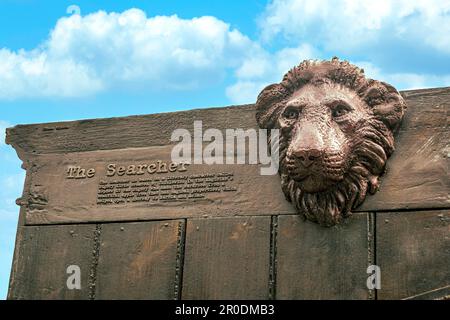 Statue del Leone, della Strega e del guardaroba in CS Lewis Square Belfast Foto Stock