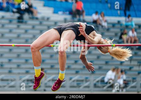 close-up ragazza jumper salto alto nei campionati di atletica estivi Foto Stock