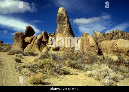 Le colline dell'Alabama e le formazioni rocciose vicino al versante orientale della Sierra Nevada nella Owens Valley, ad ovest di Lone Pine nella contea di Inyo, Califor Foto Stock