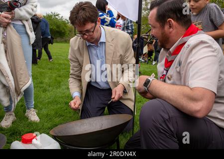 Brentwood,uk,8th,May,2023.Alex Burghart MP di Brentwood partecipa al festival della carbonatazione nel parco e provando alcune delle attività fuori credito Richard Lincoln/Alamy Live News Foto Stock