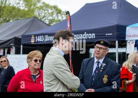 Brentwood,uk,8th,May,2023.Alex Burghart MP di Brentwood partecipa al festival della carbonatazione nel parco e provando alcune delle attività fuori credito Richard Lincoln/Alamy Live News Foto Stock