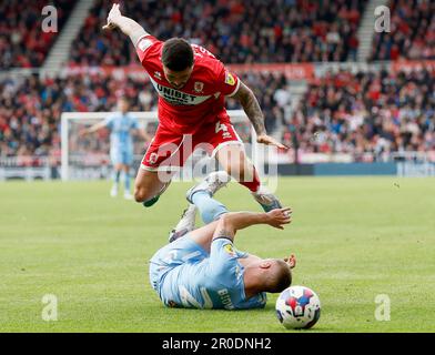 Alex Mowatt di Middlesbrough e Jake Bidwell di Coventry City si scontrano durante la partita del campionato Sky Bet al Riverside Stadium di Middlesbrough. Data immagine: Lunedì 8 maggio 2023. Foto Stock