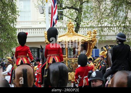 Londra, Inghilterra, Regno Unito. 6th maggio, 2023. Re CARLO III e la Regina Consort Camilla in carrozza d'oro a Buckingham Palace dopo l'incoronazione. Camera con letto king size e due letti queen size con corona Foto Stock