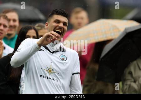 Swansea, Regno Unito. 08th maggio, 2023. Joel Piroe della città di Swansea ridendo dopo la partita. Partita di campionato EFL Skybet, Swansea City contro West Bromwich Albion al Swansea.com° stadio di Swansea, Galles, lunedì 8th maggio 2023. Questa immagine può essere utilizzata solo per scopi editoriali. Solo per uso editoriale, licenza richiesta per uso commerciale. Non è utilizzabile nelle scommesse, nei giochi o nelle pubblicazioni di un singolo club/campionato/giocatore. pic di Andrew Orchard/Andrew Orchard sports photography/Alamy Live news Credit: Andrew Orchard sports photography/Alamy Live News Foto Stock