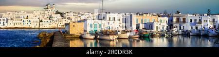 Grecia viaggio. CICLADI, isola di Paros. Bel villaggio di pescatori Naousa. Panorama del porto vecchio con barche a vela sopra il tramonto. Maggio 2021 Foto Stock