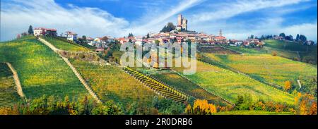 Paesaggio autunnale. Borgo di Serralunga d'alba in Piemonte (Piemonte) con vasti campi di vigneti. Famosa regione vinicola d'Italia Foto Stock