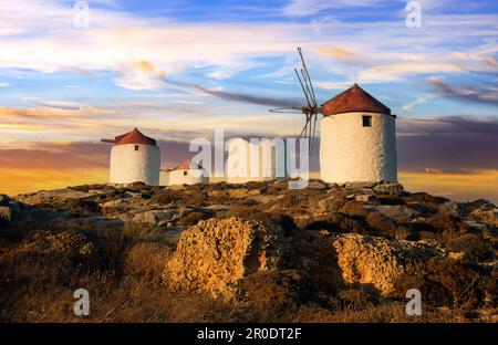 Mulini a vento tradizionali greci. Isola di Amorgos in Cicladi, Chora villaggio sul tramonto Foto Stock