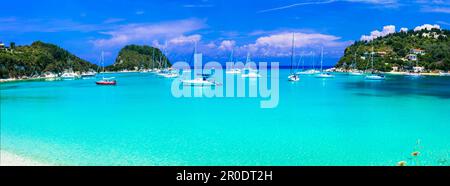 Isole IONIE della Grecia. Splendida isola Paxos. Bella baia turchese e spiaggia nel villaggio di Lakka. destinazioni estive greche Foto Stock