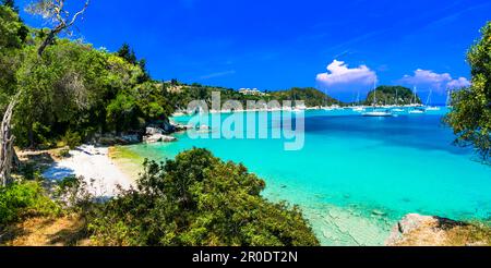 Isole IONIE della Grecia. Splendida isola Paxos. Bella baia turchese e spiaggia nel villaggio di Lakka. destinazioni estive greche Foto Stock