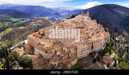 Italia, regione Umbria luoghi più suggestivi. Bellissimo borgo medievale di Nocera Umbra, Perugia. Vista panoramica del drone aereo Foto Stock