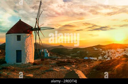 Mulini a vento tradizionali greci. Isola di Amorgos in Cicladi, vista del villaggio di Chora sul tramonto Foto Stock