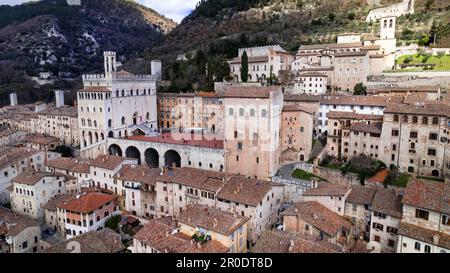 Grandi monumenti storici italiani e le migliori destinazioni turistiche - l'impressionante Gubbio in Umbria. Vista panoramica aerea del paese medievale. Italia tr Foto Stock