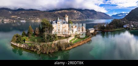 Incredibili laghi panoramici delle Alpi europee - bella Annecy con il castello da favola Duingt sull'isola. vista panoramica aerea. Francia, alta Savoia Foto Stock