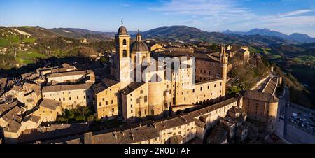 Una delle più belle città medievali d'Italia - Urbino nelle Marche. drone aereo vista panoramica ad angolo alto sul tramonto Foto Stock