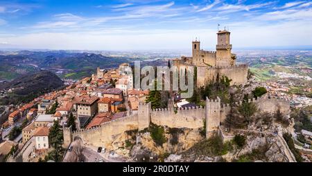 San Marino drone vista panoramica aerea della città medievale e uno dei castelli. Viaggi in Italia e punti di riferimento Foto Stock