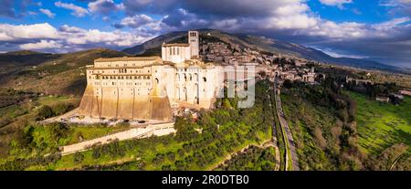 Imponente città medievale di Assisi in Umbria. Italia. vista panoramica del drone aereo. viaggi in italia e le migliori destinazioni Foto Stock