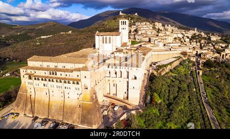 Imponente città medievale di Assisi in Umbria. Italia. vista panoramica del drone aereo. viaggi italiani e migliori destinazioni turistiche Foto Stock