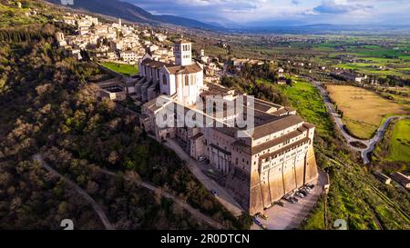 Imponente città medievale di Assisi in Umbria. Italia. vista panoramica del drone aereo. viaggi in italia e le migliori destinazioni Foto Stock