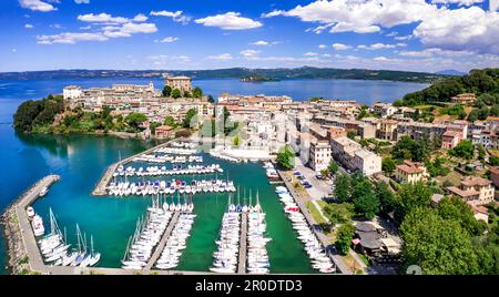 Laghi panoramici d'Italia - bella Bolsena. Vista panoramica aerea del borgo medievale di Capodimonte. Provincia di Viterbo, regione Lazio Foto Stock