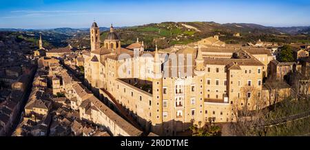 Una delle più belle città medievali d'Italia - Urbino nelle Marche. drone aereo vista panoramica ad angolo alto sul tramonto Foto Stock