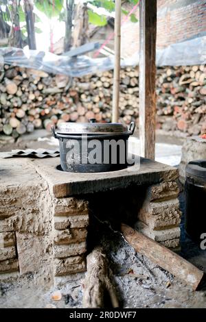 Cucina rurale. Stufe tradizionali usate dai residenti in Indonesia rurale, fatte di argilla, rifornito con legno, cucinare cibo sul suolo stufa con i residui secchi e. Foto Stock