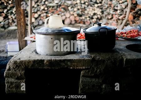 Cucina rurale. Stufe tradizionali usate dai residenti in Indonesia rurale, fatte di argilla, rifornito con legno, cucinare cibo sul suolo stufa con i residui secchi e. Foto Stock