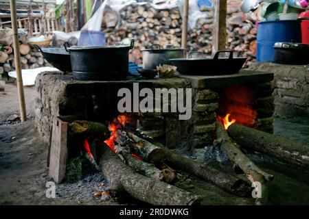 Cucina rurale. Stufe tradizionali usate dai residenti in Indonesia rurale, fatte di argilla, rifornito con legno, cucinare cibo sul suolo stufa con i residui secchi e. Foto Stock