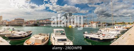 Ponte di Tivoli e canale Peyrade, dalla banchina di Orient a Sète, Occitanie, Francia Foto Stock