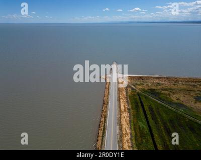 Vista aerea dell'alluvione della primavera 2023 dalle montagne della Sierra Nevada che riempiono un nuovo vasto lago Tulare in California Foto Stock