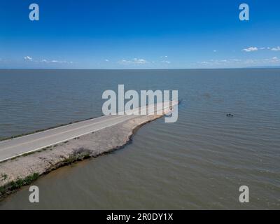Una strada allagata termina nelle acque crescenti dalla Sierra sciolta neve che ha creato il Lago Tulare Foto Stock
