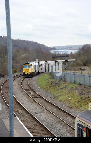 '66561' con un treno di vuoti per Tower Colliery attraversa una Classe 143 in direzione sud alla Stazione di Mountain Ash. Foto Stock