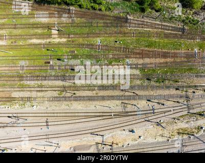 Vecchie e nuove ferrovie, attive e distrutte. Alcuni sulla ghiaia con legami ferroviari in cemento, alcuni arrugginiti su legnose o mancanti. Trac. Elettrico Foto Stock