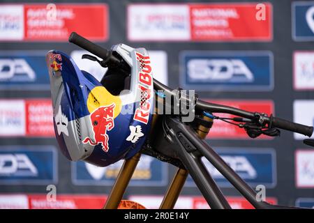 Casco per mountain bike da discesa Red Bull appartenente a Laurie Groenlandia, vincitore della British National Series round 2, Fort William, Scozia, Regno Unito Foto Stock
