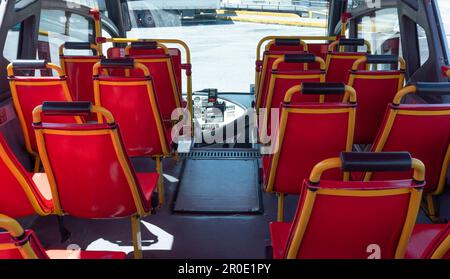 Candia, Creta, Grecia, UE. 2023. Posti a sedere rossi su un autobus turistico Cretan a un piano Foto Stock