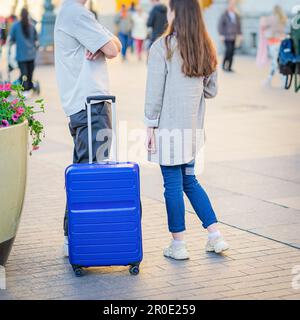 Due giovani irriconoscibili, viaggiatori in piedi vicino a valigie, giorno di sole estivo, concetto di viaggio e turismo Foto Stock