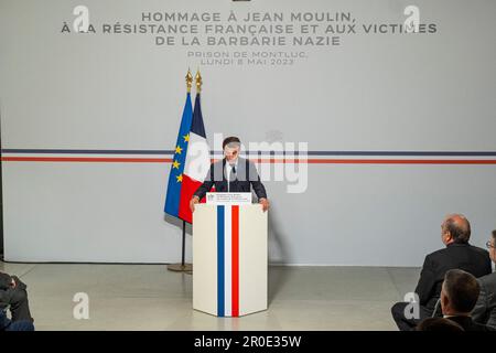 Lione, Francia. 08th maggio, 2023. il presidente francese Emmanuel Macron rende omaggio a Jean Moulin, alla resistenza francese e alle vittime della barbarie nazista lunedì 8 maggio 2023 alla memoria nazionale della prigione di Montluc . Lione, Francia. Photo by Bony/Pool/ABACAPRESS.COM Credit: Abaca Press/Alamy Live News Foto Stock