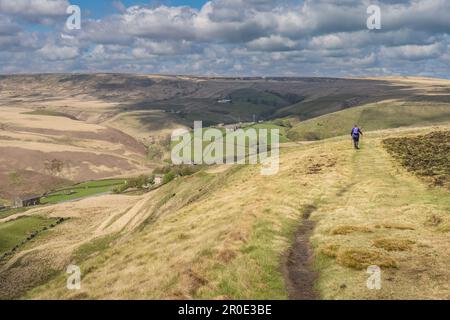 07.05.23 Marsden, West Yorkshire, UK.Woman in collina blu camminando sulla collina di Pule vicino a Marsden nelle pennine meridionali Foto Stock