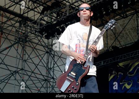 Milano Italia 1996-07-11 : Greg Hetson della band punk americana Bad Religion che si esibisce sul palco al Sonoria Festival 1996 Foto Stock