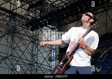 Milano Italia 1996-07-11 : Greg Hetson della band punk americana Bad Religion che si esibisce sul palco al Sonoria Festival 1996 Foto Stock