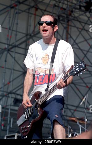 Milano Italia 1996-07-11 : Greg Hetson della band punk americana Bad Religion che si esibisce sul palco al Sonoria Festival 1996 Foto Stock