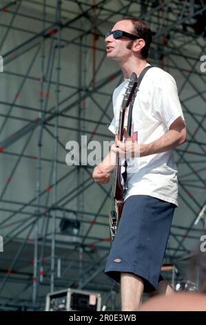 Milano Italia 1996-07-11 : Greg Hetson della band punk americana Bad Religion che si esibisce sul palco al Sonoria Festival 1996 Foto Stock